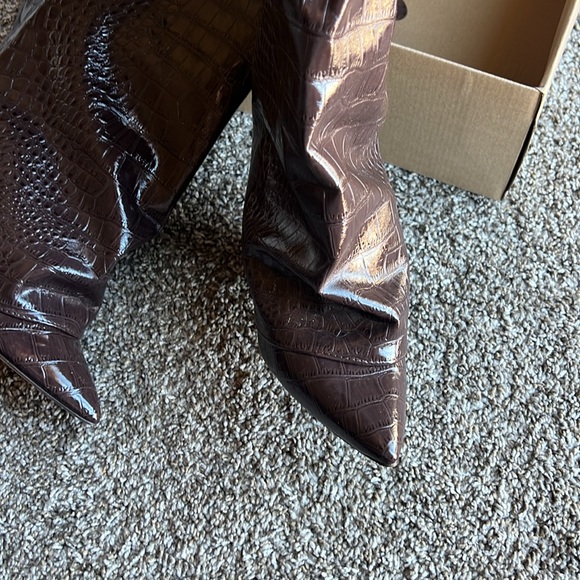 Stunning crocodile chocolate boots - Picture 2 of 8